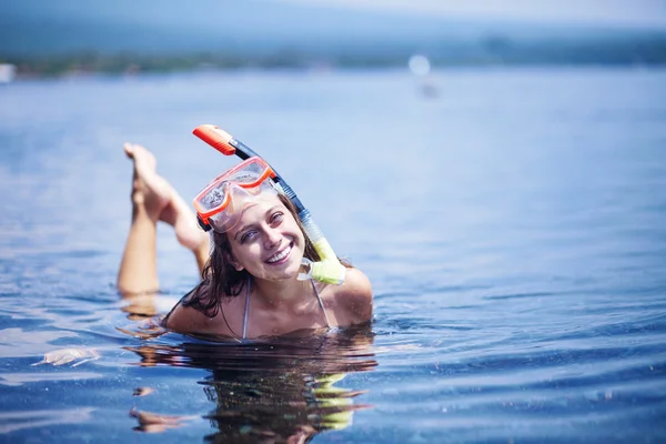 Schönes Frauenporträt am Strand mit Schnorchelausrüstung, Wassersport, gesundem Lifestylekonzept — Stockfoto