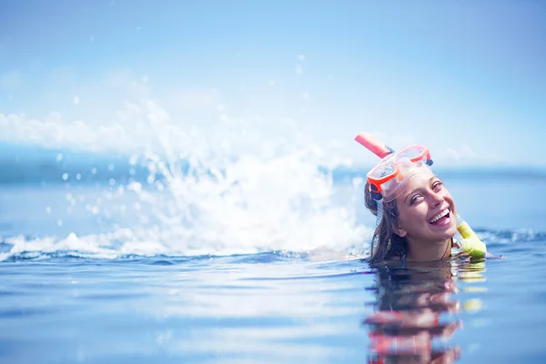 Vacker kvinna stående på stranden bär snorklingsutrustning, vatten sport, hälsosam livsstilskoncept — Stockfoto