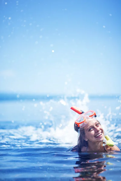 Портрет женщины на пляже в снаряжении для снорклинга, водные виды спорта, концепция здорового образа жизни — стоковое фото