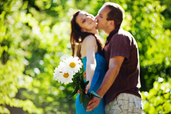 カップルの花を持つ — ストック写真