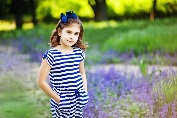 Niña en el jardín de verano — Foto de Stock