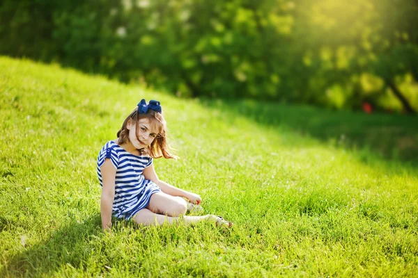 Маленькая девочка на траве — стоковое фото