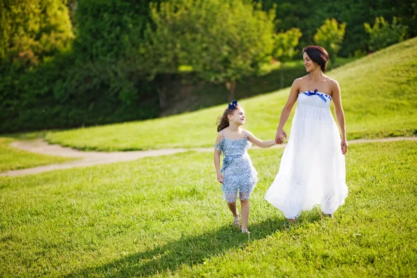 Mor och dotter promenader i parken — Stockfoto