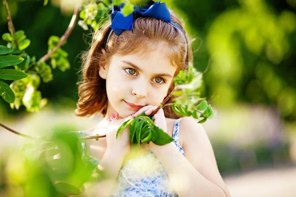 Niña en el jardín de verano —  Fotos de Stock