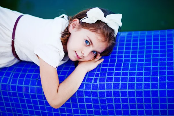 Yüzme Havuzu yanında küçük bir kız — Stok fotoğraf
