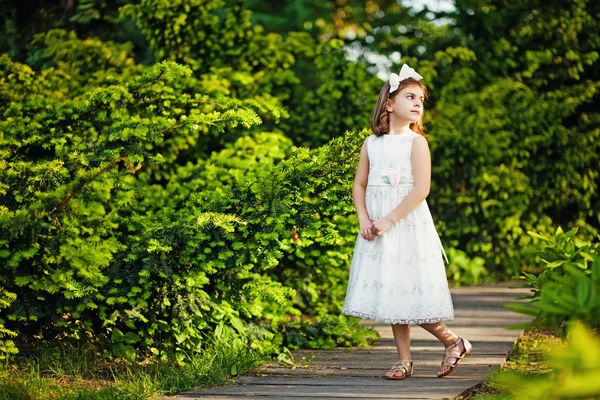 Liten flicka i sommarträdgården — Stockfoto