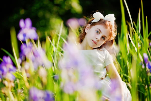 Klein meisje in de zomertuin — Stockfoto