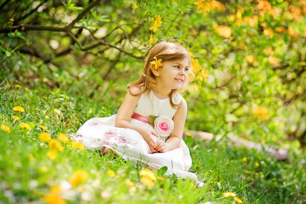 Mała dziewczynka w ogrodzie — Zdjęcie stockowe