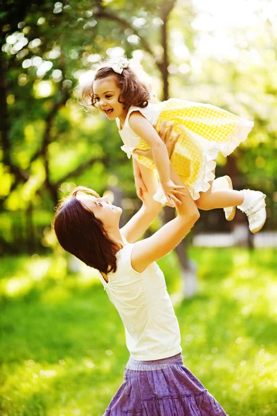 Mutter zieht ihre kleine Tochter hoch — Stockfoto