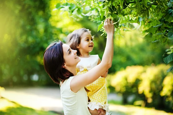 Moeder met dochter in tuin — Stockfoto