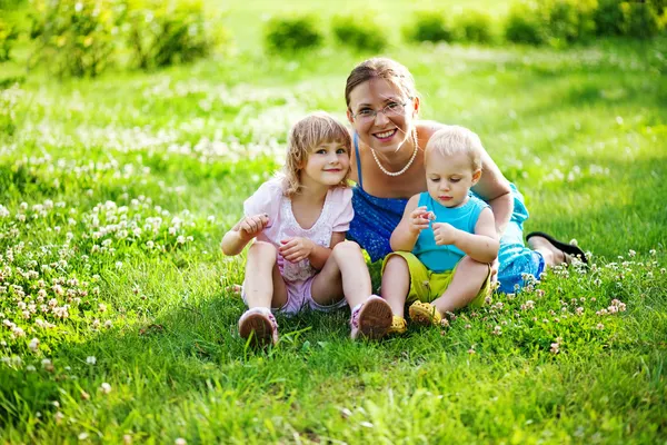 Счастливая женщина с детьми на открытом воздухе — стоковое фото
