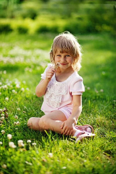 夏天的时候，草地上有个可爱的小女孩 — 图库照片