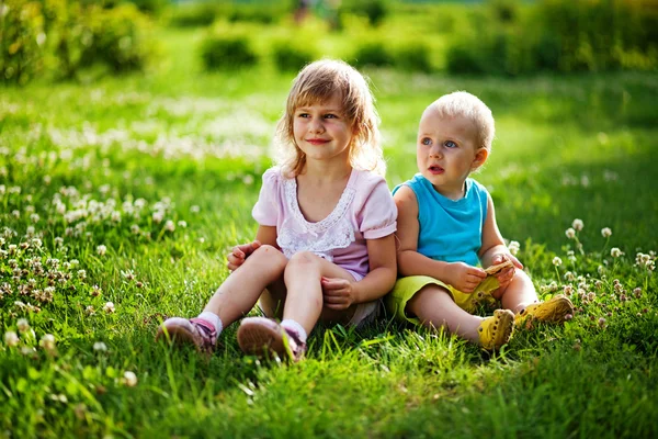 Bror och syster utomhus — Stockfoto