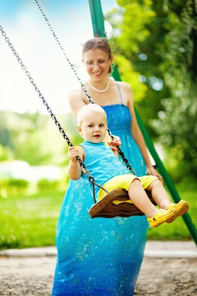 Barn på swing — Stockfoto