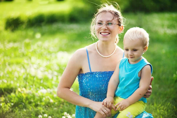 Mujer feliz con niños al aire libre —  Fotos de Stock