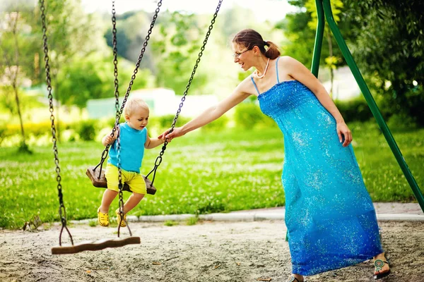 Enfants sur swing — Photo