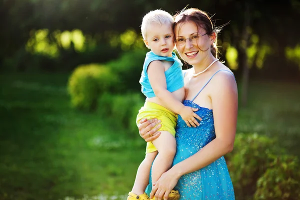 Moeder met gelukkige zoon — Stockfoto