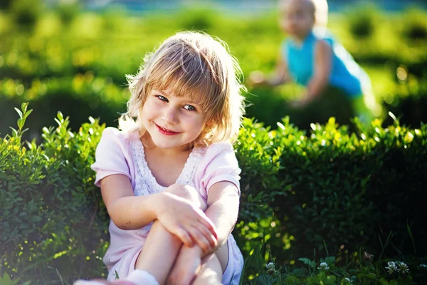 Linda niña en el prado en el día de verano —  Fotos de Stock