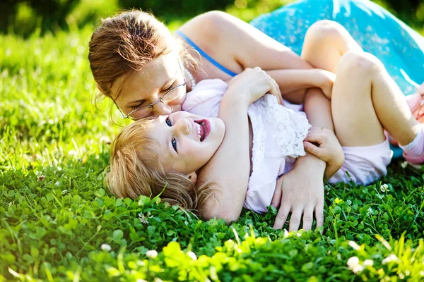 Mulher feliz com criança ao ar livre — Fotografia de Stock