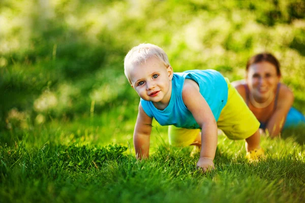 Madre con figlio felice nel parco — Foto Stock