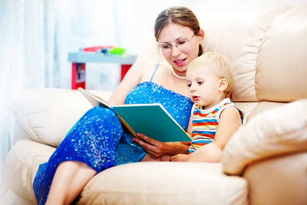 Moeder met een kind lezen van een boek — Stockfoto