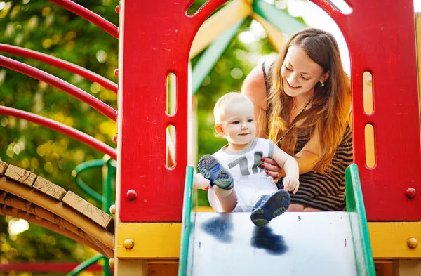 Moeder en zoon op speelplaats — Stockfoto