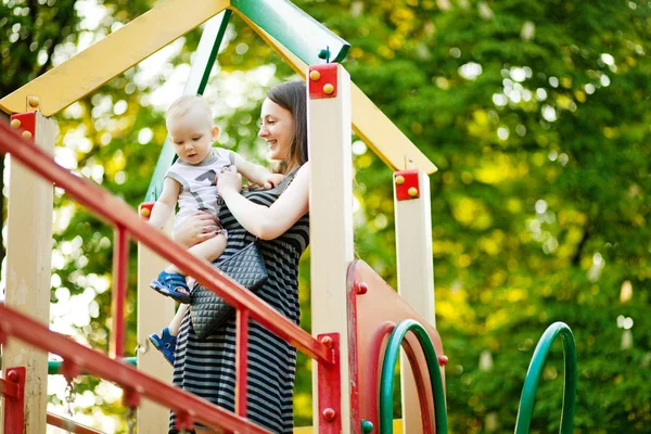 Mãe e filho no parque infantil — Fotografia de Stock