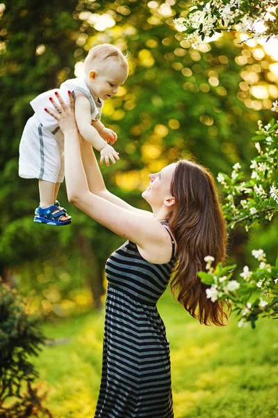 Mamma och hennes barn i vår park — Stockfoto