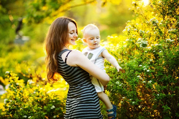 Mãe e seu filho no parque da primavera — Fotografia de Stock