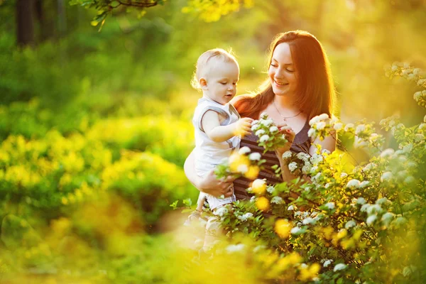 Мать и ее ребенок в весеннем парке — стоковое фото
