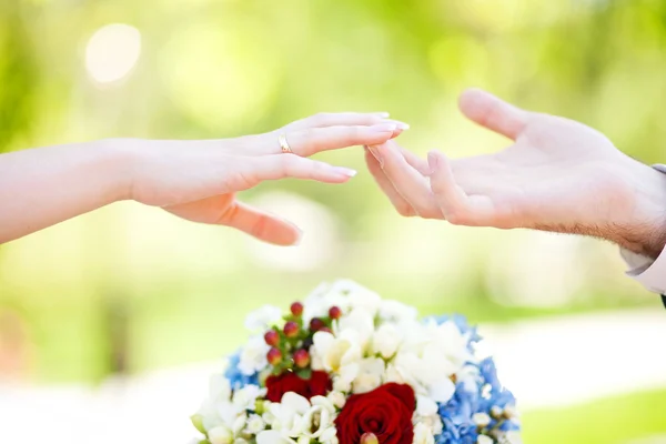 Primer plano sosteniendo las manos con anillo de boda — Foto de Stock
