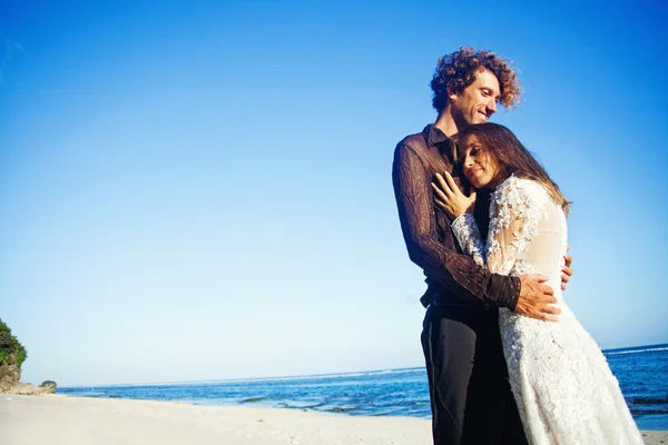 Belo casal na praia — Fotografia de Stock