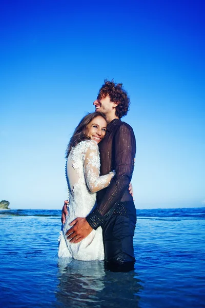 Esküvő a tengerparton, fiatal házaspár, a strandon — Stock Fotó