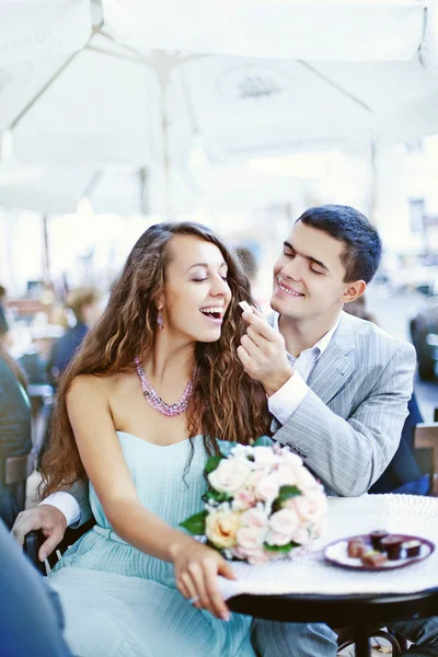 Café pareja bebiendo hablando divirtiéndose riendo sonriendo feliz — Foto de Stock