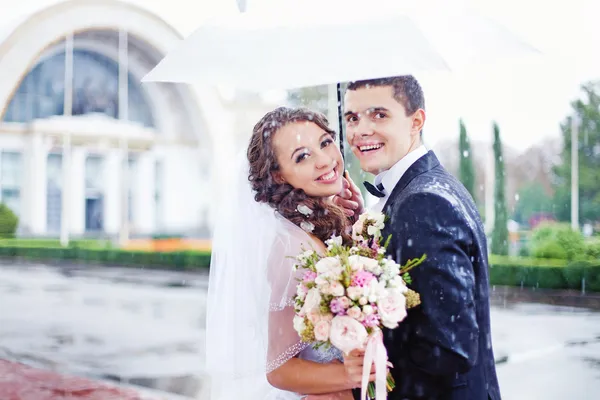 雨の中で結婚式のキス — ストック写真