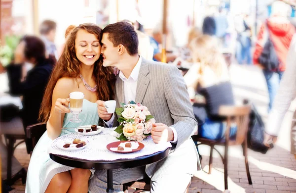 Café pareja bebiendo hablando divirtiéndose riendo sonriendo feliz — Foto de Stock