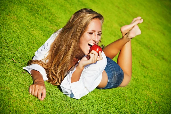 Belle femme sur l'herbe, bali — Photo