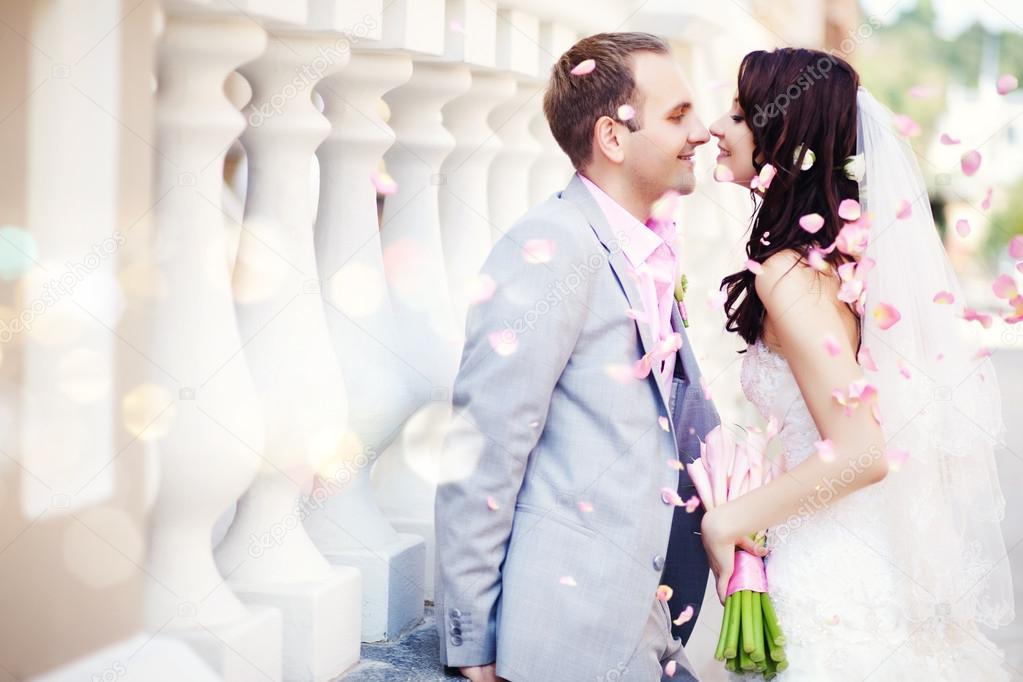 Groom and Bride in a park — Stock Photo, Image