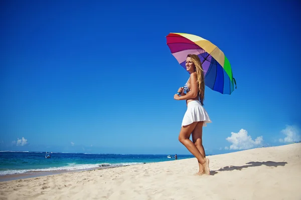 Belle femme avec parapluie sur la plage de Bali — Photo