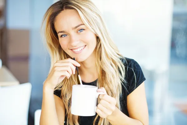 Frau trinkt morgens Kaffee im Restaurant — Stockfoto