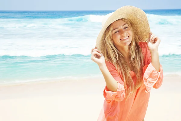 Frau in weißer Kleidung erfrischt am Meer, bali — Stockfoto