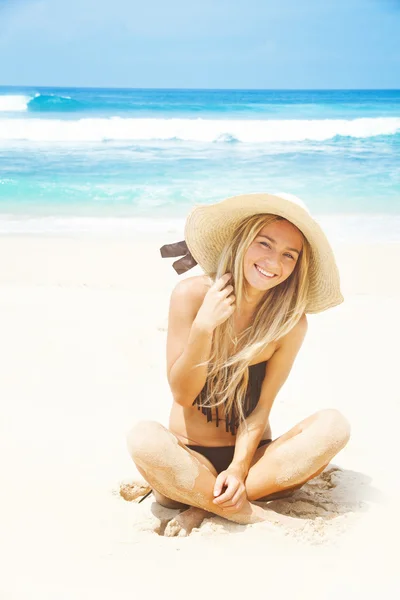 Vrouw in witte kleding vernieuwen op de Oceaan, bali — Stockfoto