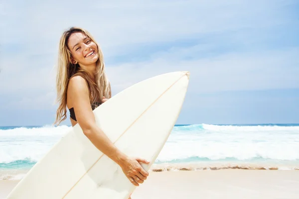 Surfista chica en la playa de bali — Foto de Stock