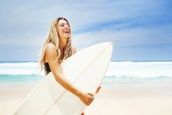 Surfista chica en la playa de bali —  Fotos de Stock