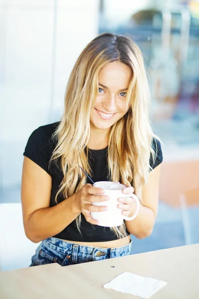 Kvinna dricker kaffe på morgonen på restaurang — Stockfoto
