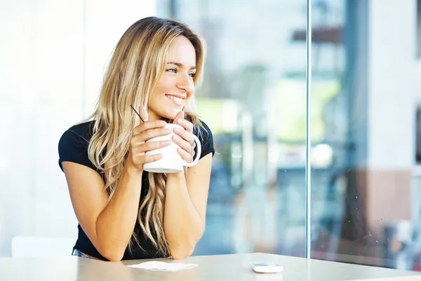 Frau trinkt morgens Kaffee im Restaurant Stockbild