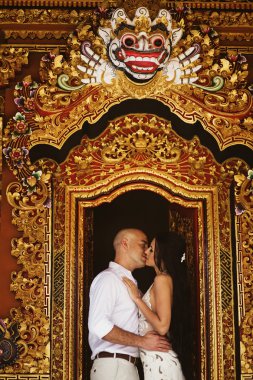 hindu Tapınağı, bali, Endonezya egzotik düğün üzerinde çift