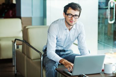 kafede oturan işadamı