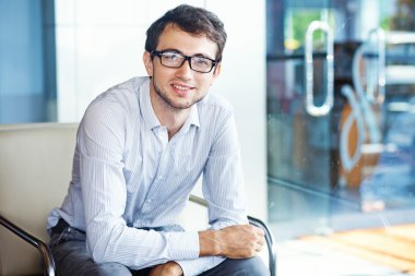 kafede oturan işadamı