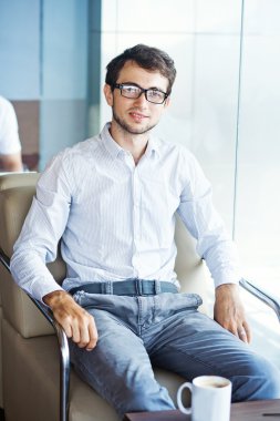 kafede oturan işadamı